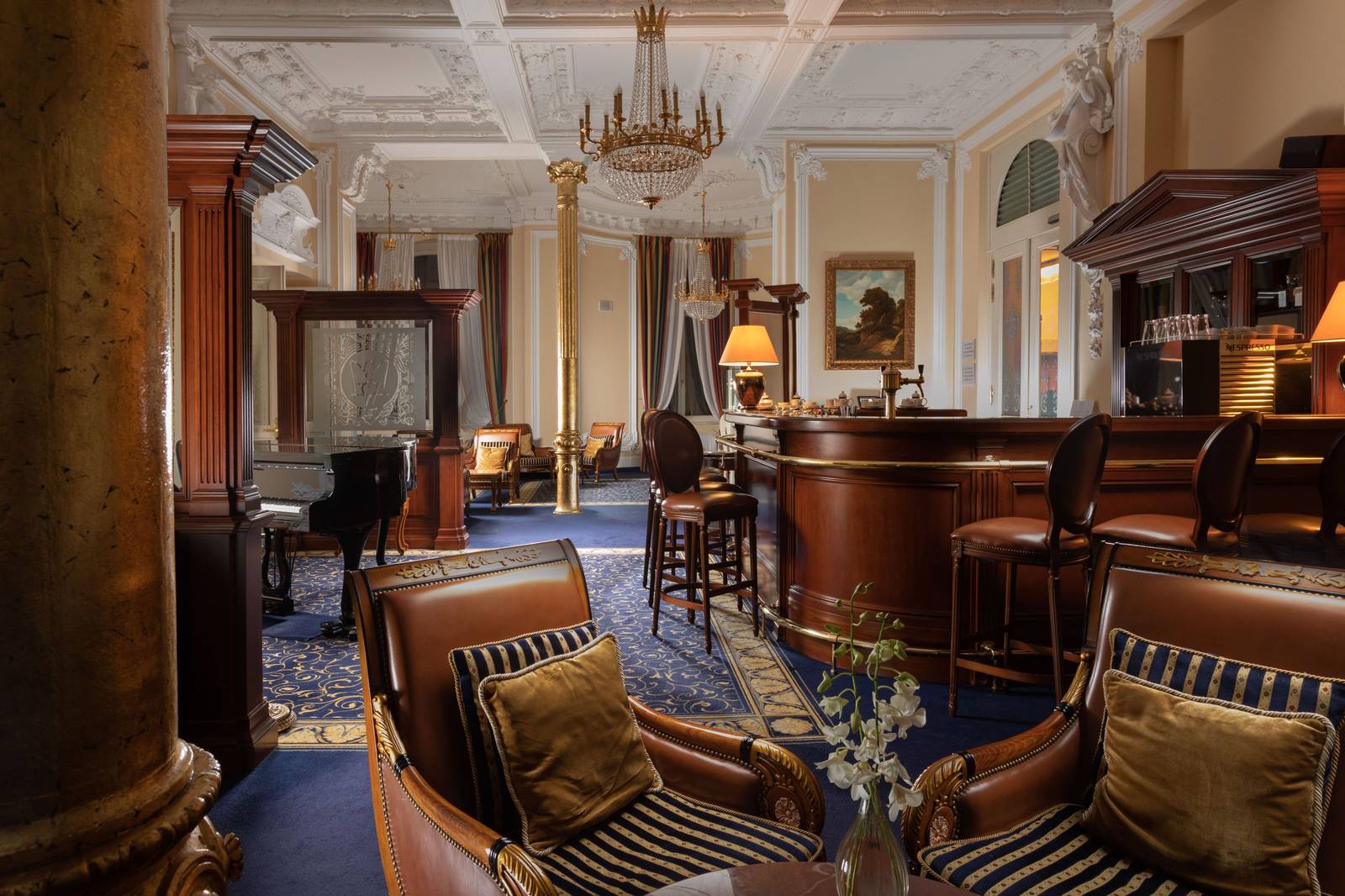 Savoy Westend Hotel King's Club Bar 吧台與沙發座