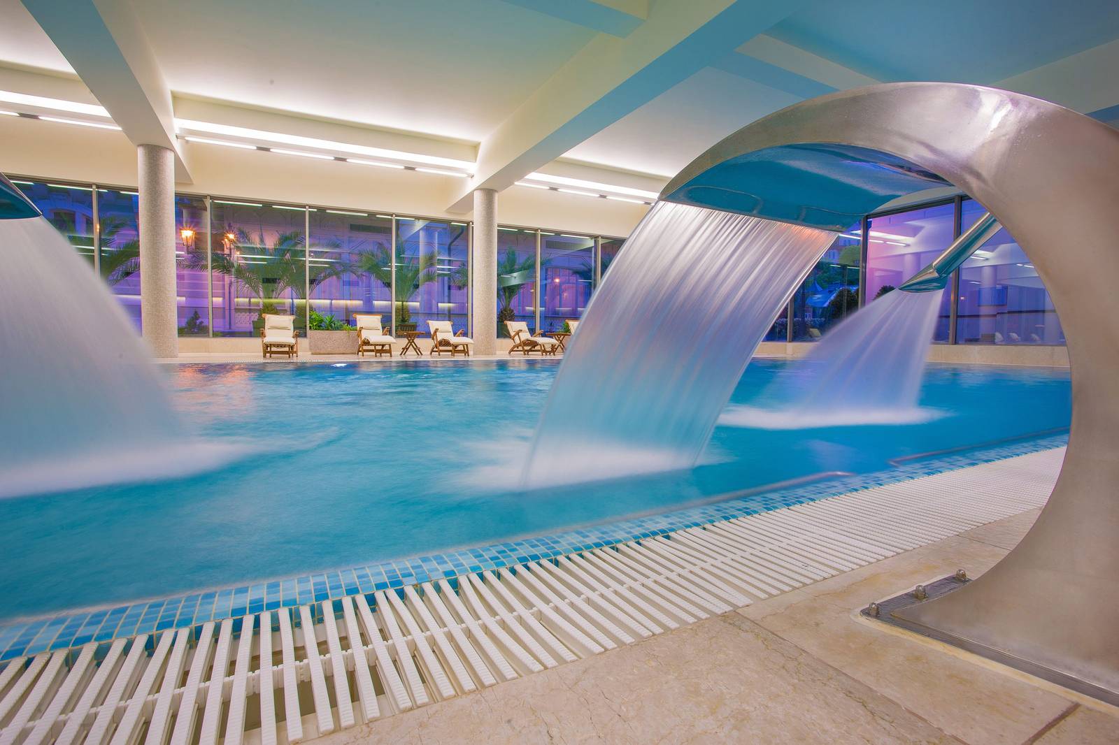 Savoy Westend Hotel 室內泳池與水柱