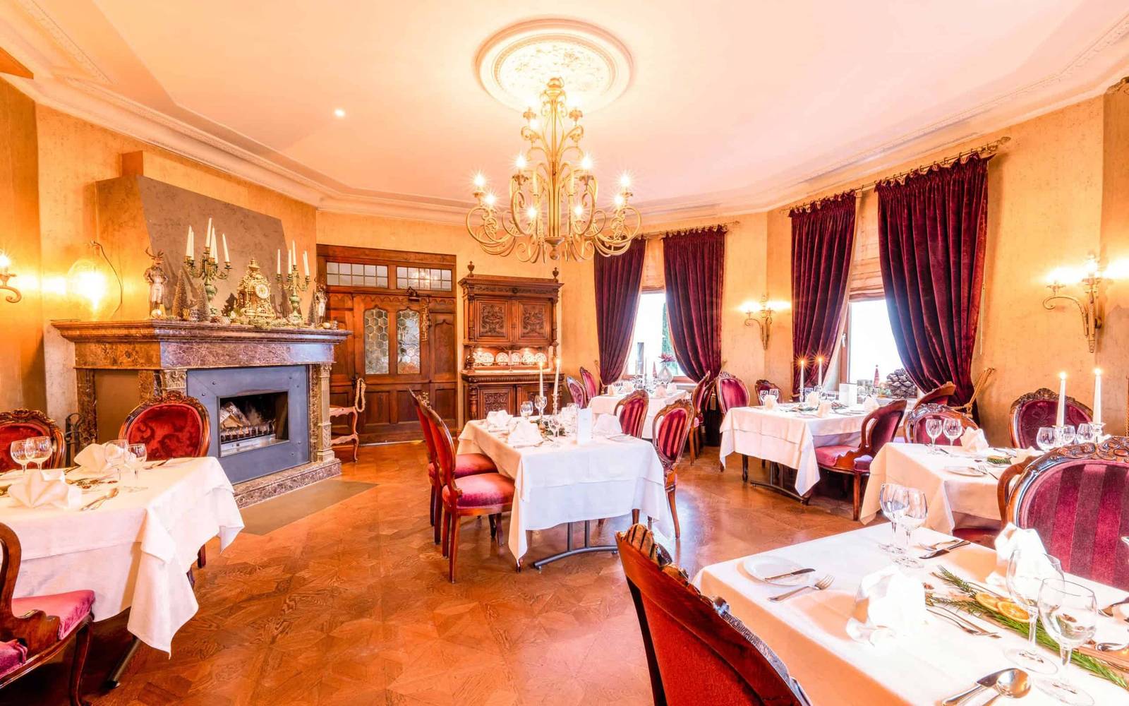 符茲堡 Schlosshotel Steinburg 有壁爐與水晶燈的用餐室