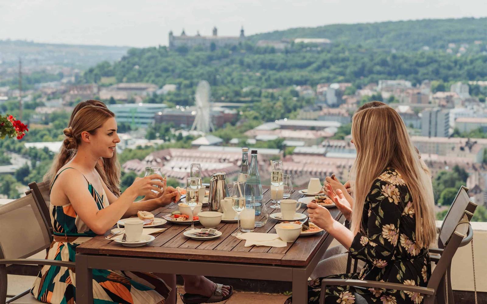 符茲堡 Schlosshotel Steinburg 露台用餐座位與遠方的瑪麗恩堡要塞