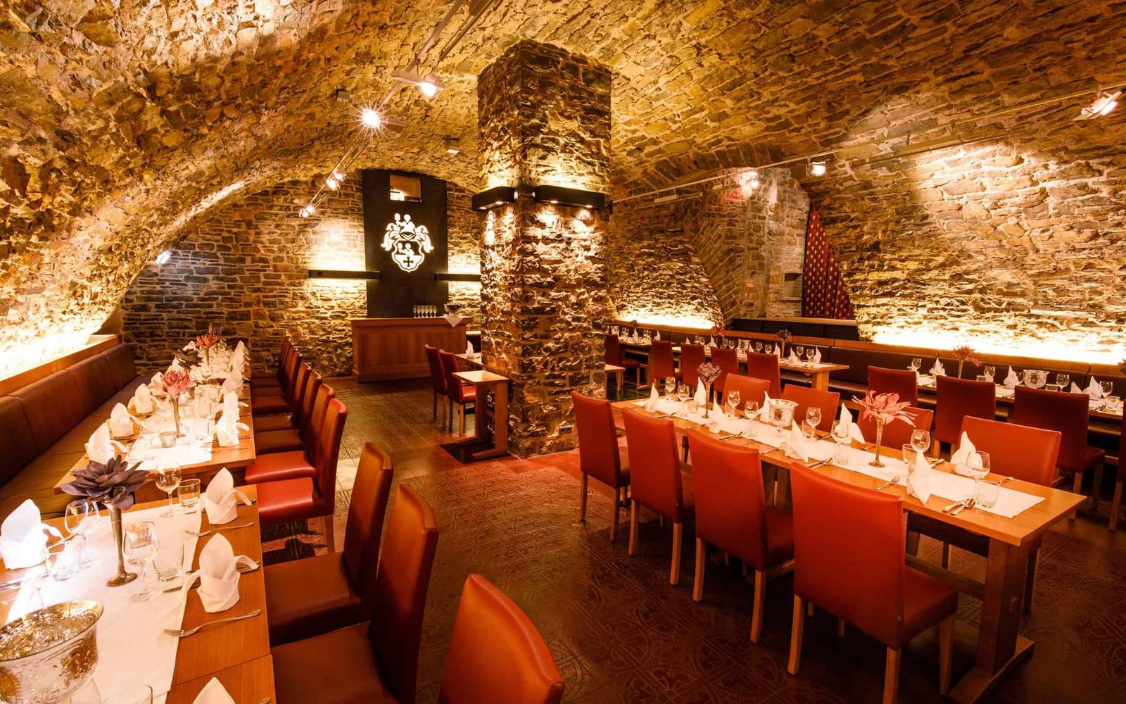 符茲堡 Schlosshotel Steinburg 石砌拱頂的城堡地窖餐廳