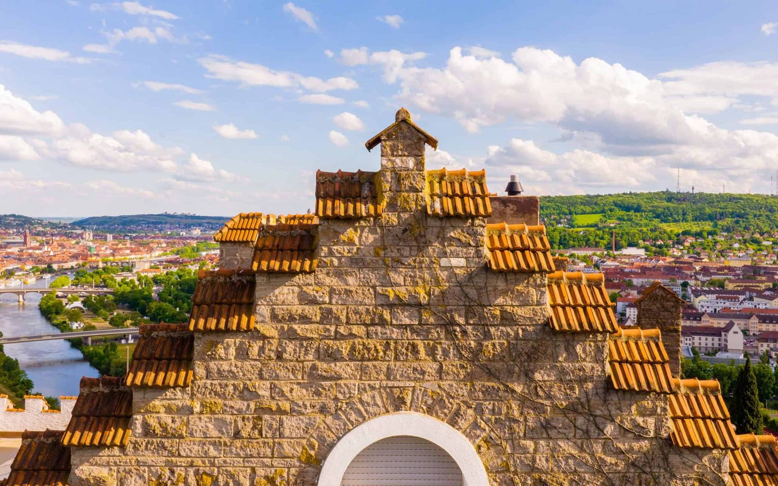 符茲堡 Schlosshotel Steinburg 階梯狀山牆與遠方的老城和美茵河