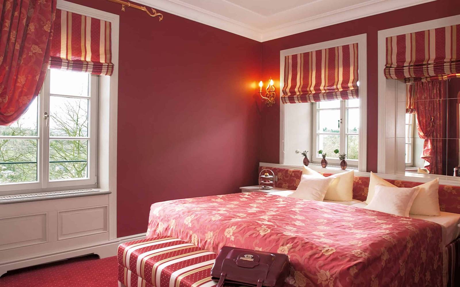 符茲堡 Schlosshotel Steinburg Traumschloss 紅色調古典客房