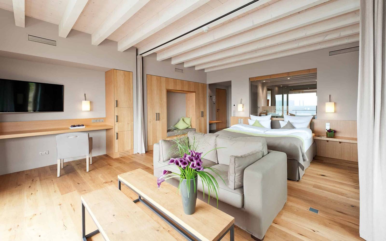 符茲堡 Schlosshotel Steinburg Refugium 客房的沙發區與臥床