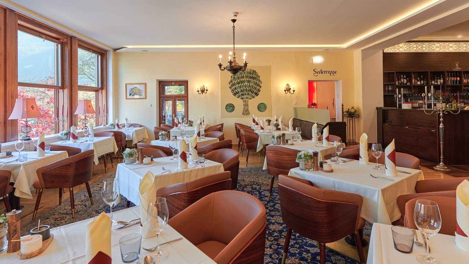 Seehotel Grüner Baum 餐廳用餐區與湖景窗