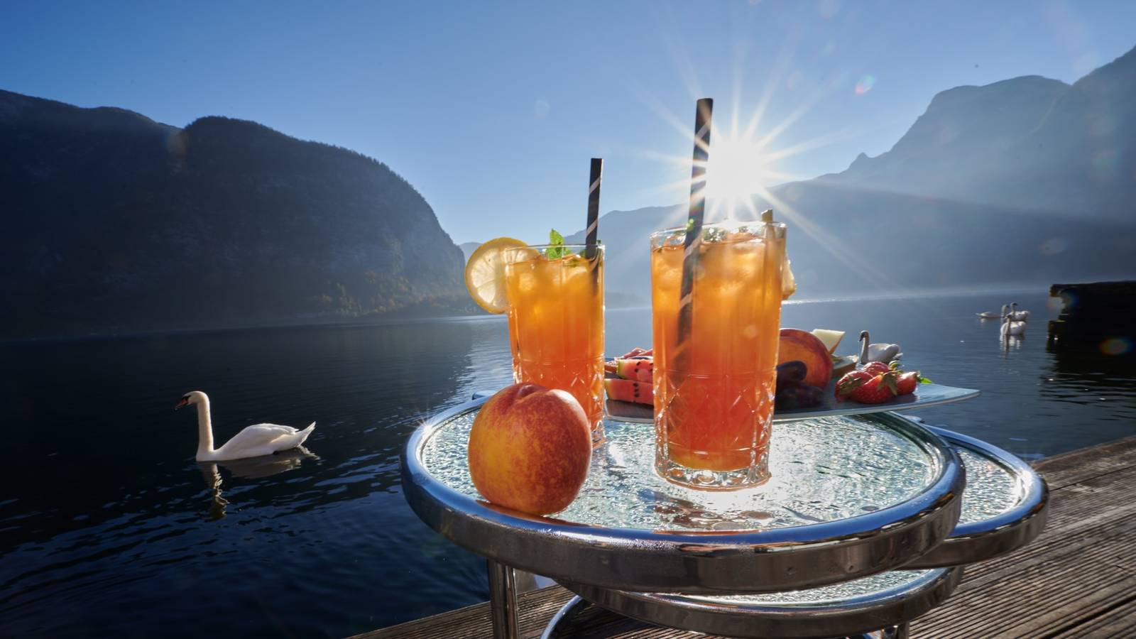 Seehotel Grüner Baum 湖畔露台上的飲品與湖上天鵝