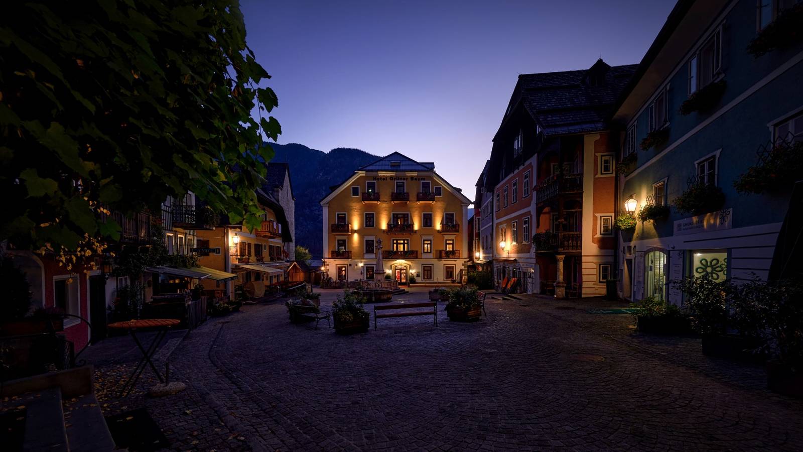 黃昏時哈修塔特市集廣場與 Seehotel Grüner Baum 立面