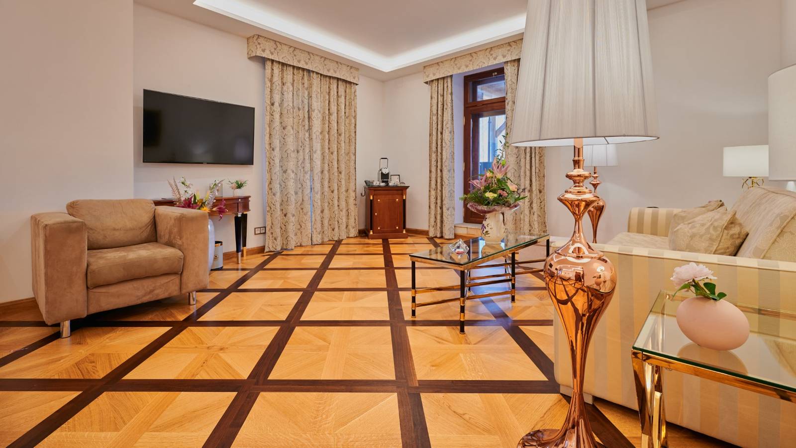 Seehotel Grüner Baum 套房起居區與拼花木地板
