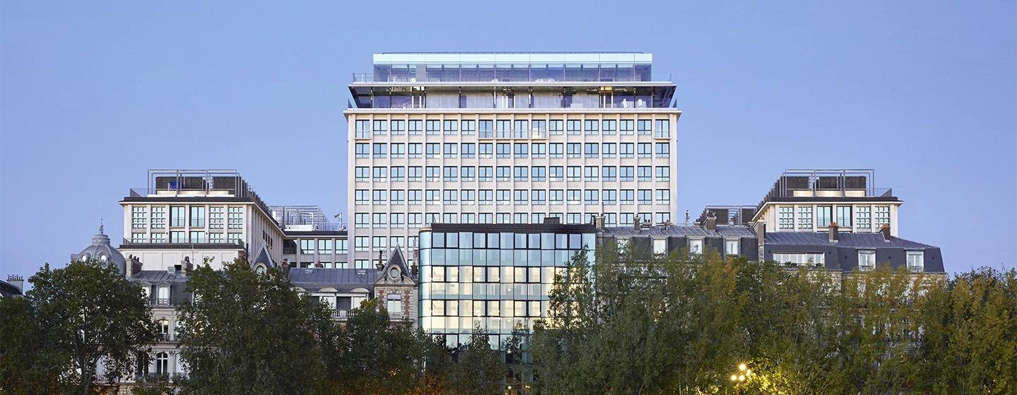 巴黎 SO/ Paris 酒店塔樓外觀與塞納河畔綠樹