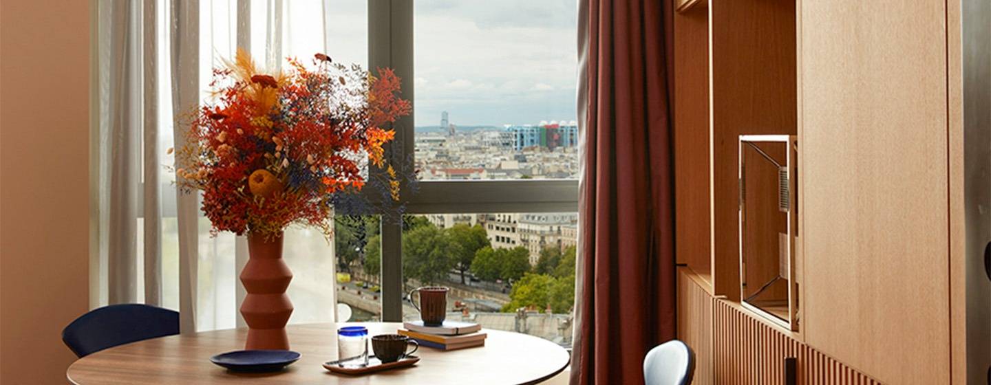 巴黎 SO/ Paris 套房餐桌與窗外艾菲爾鐵塔