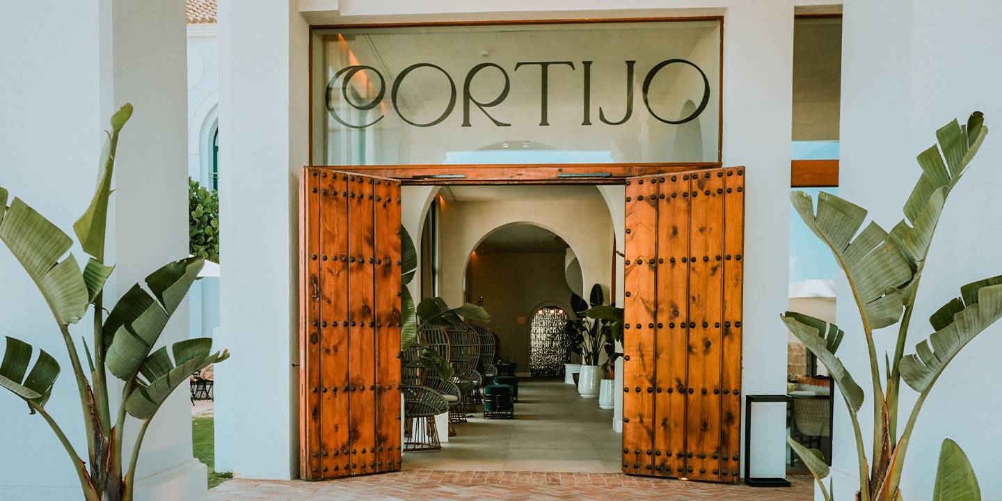 SO/ Sotogrande Cortijo 餐廳入口木門
