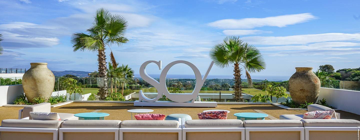 SO/ Sotogrande 棕櫚樹旁的戶外露台座位
