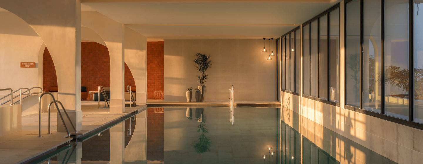 SO/ Sotogrande Spa 拱廊旁的室內泳池