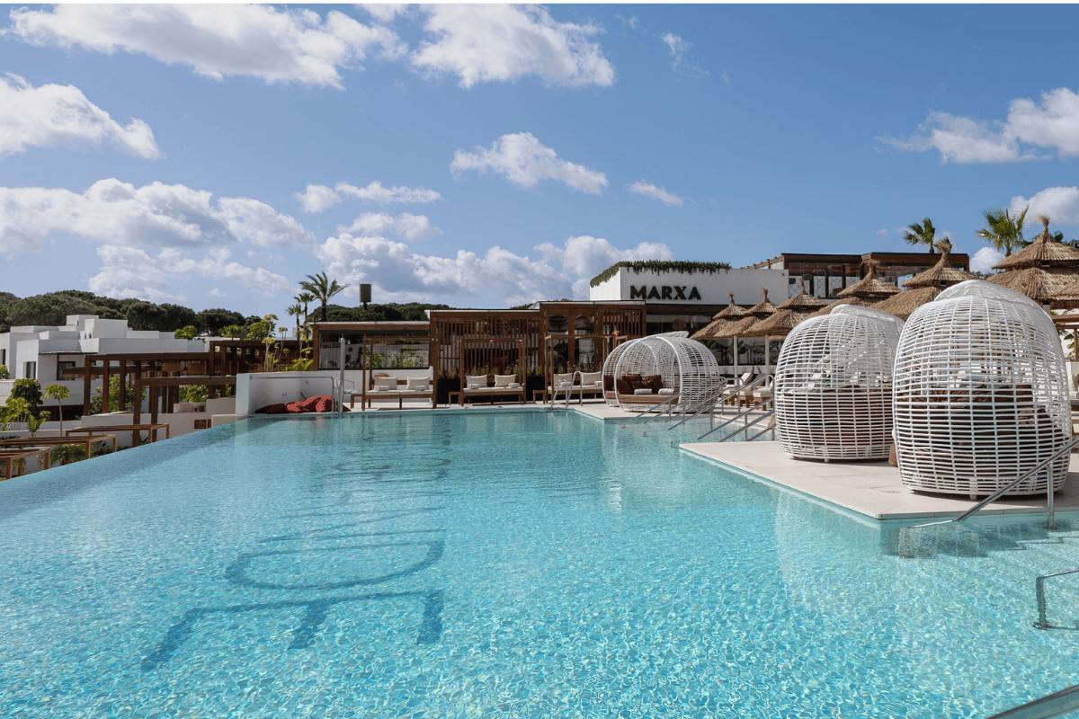 SO/ Sotogrande Infinity Pool 與池畔涼亭