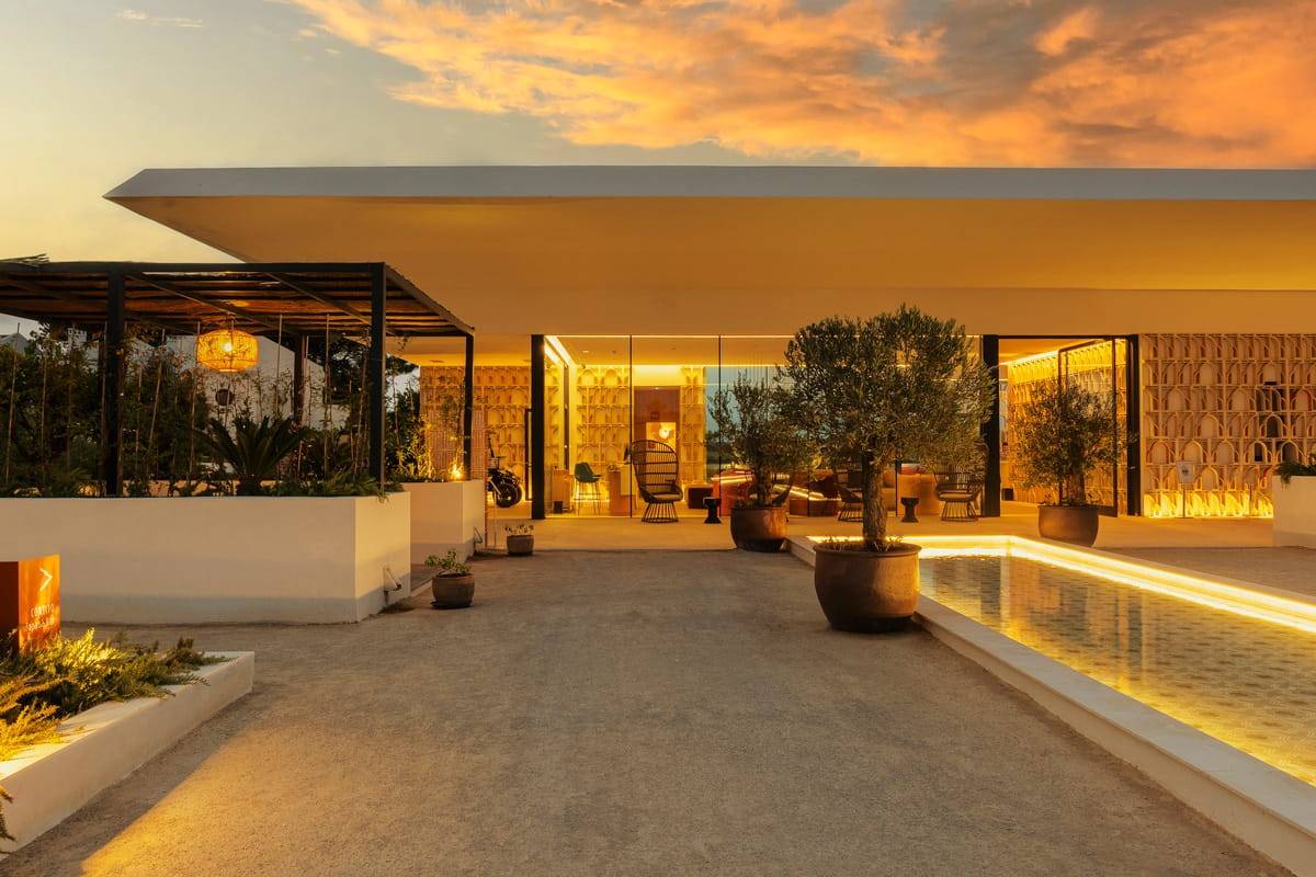 SO/ Sotogrande 黃昏時的大廳建築與入口