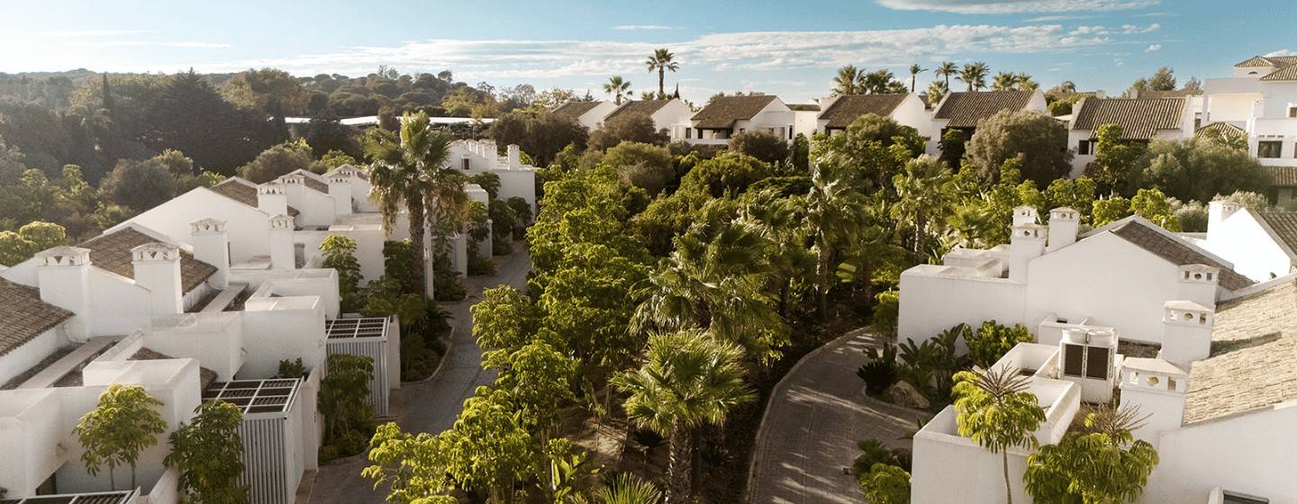 SO/ Sotogrande 綠樹間的白色客房建築群
