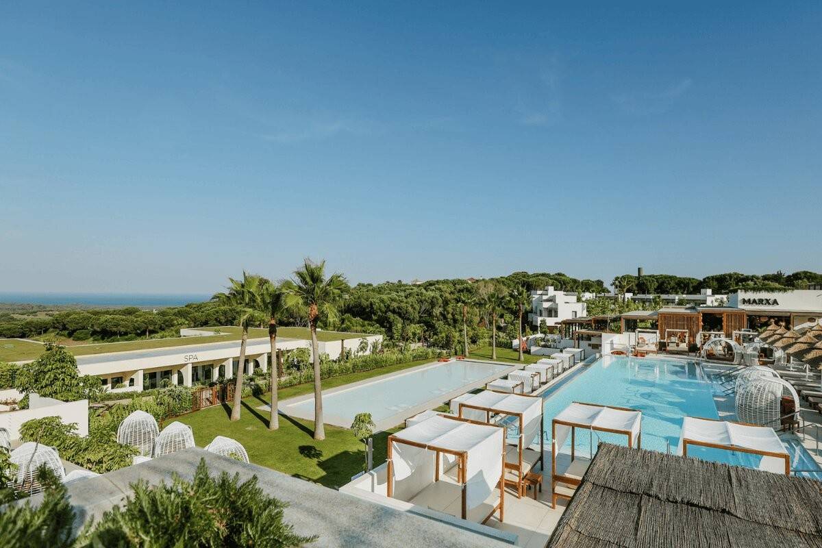 SO/ Sotogrande 泳池區與遠方海景