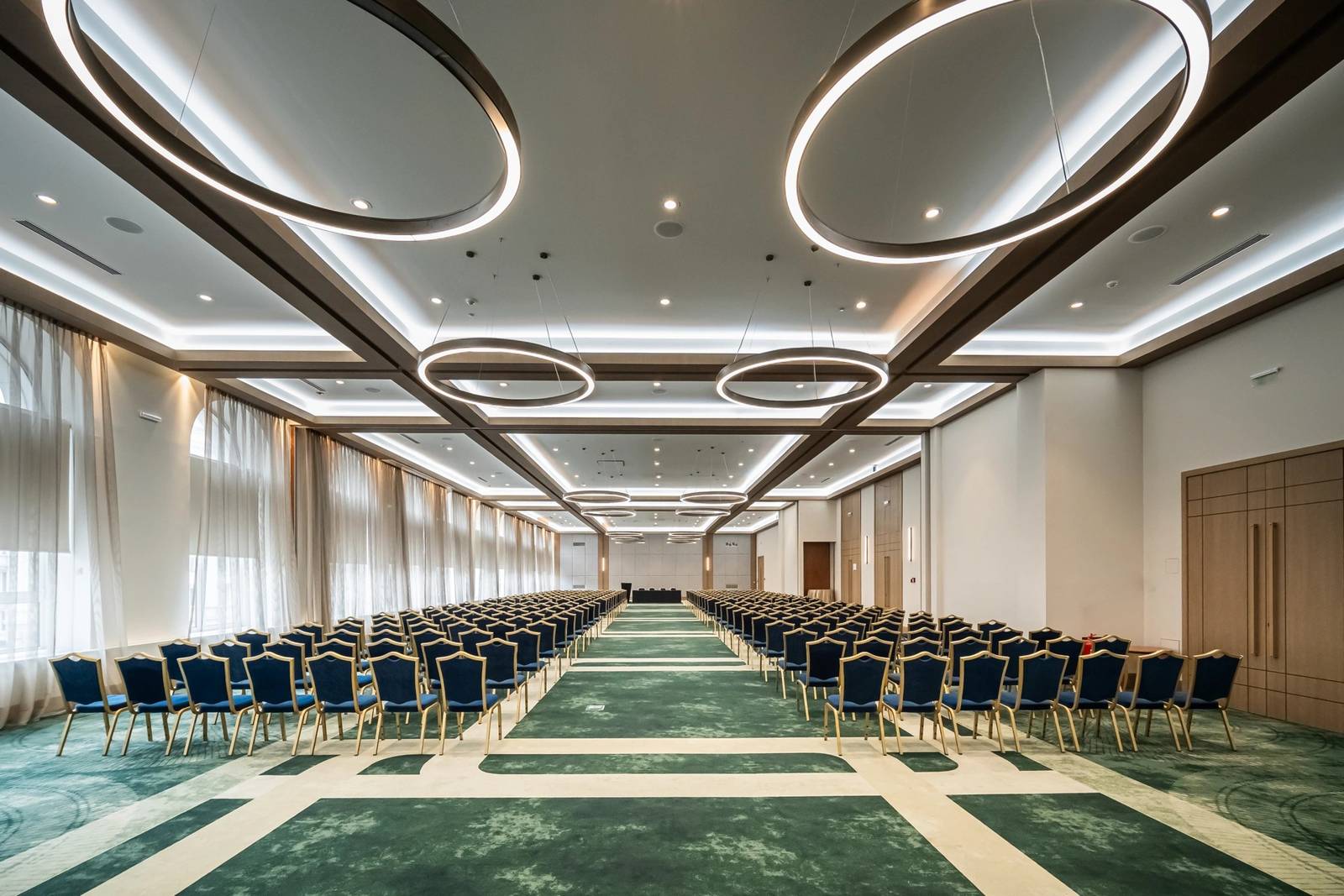 索菲亞 Sofia Balkan Palace 環形吊燈下的會議廳