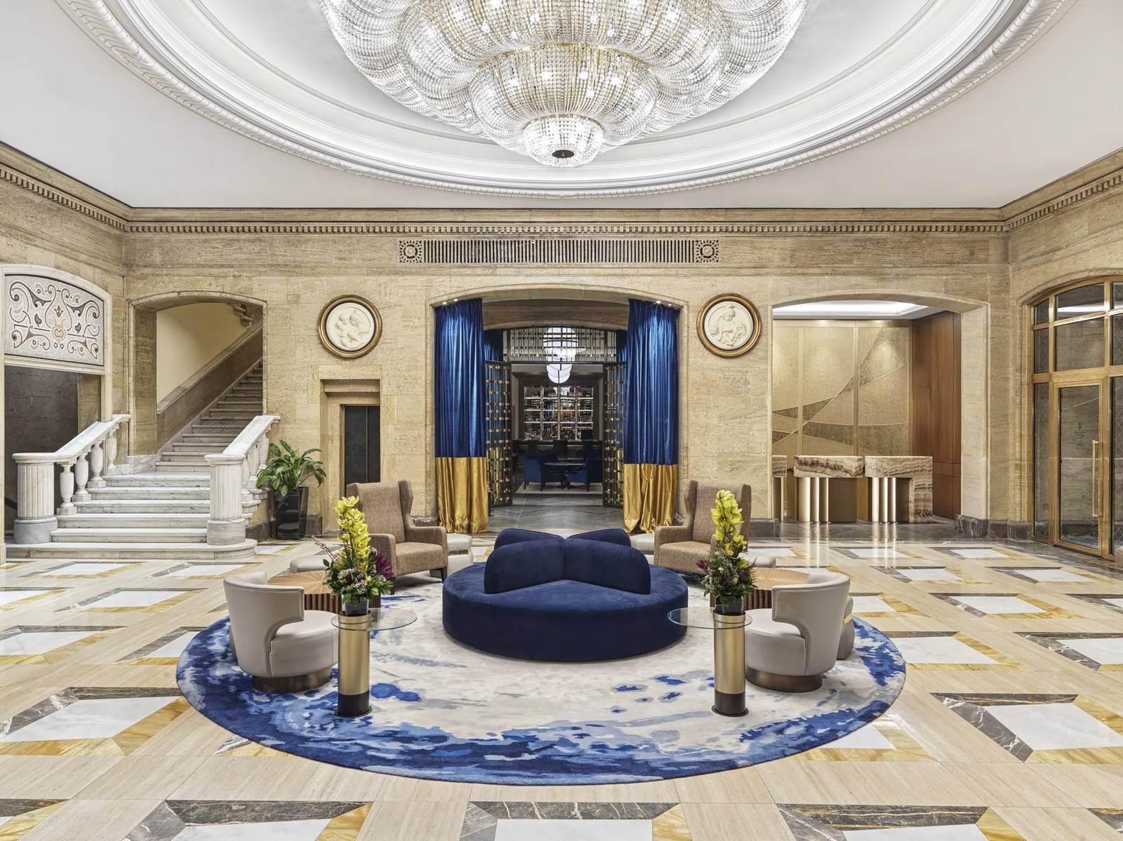 索菲亞 Sofia Balkan Palace 圓形天花與水晶燈下的大廳
