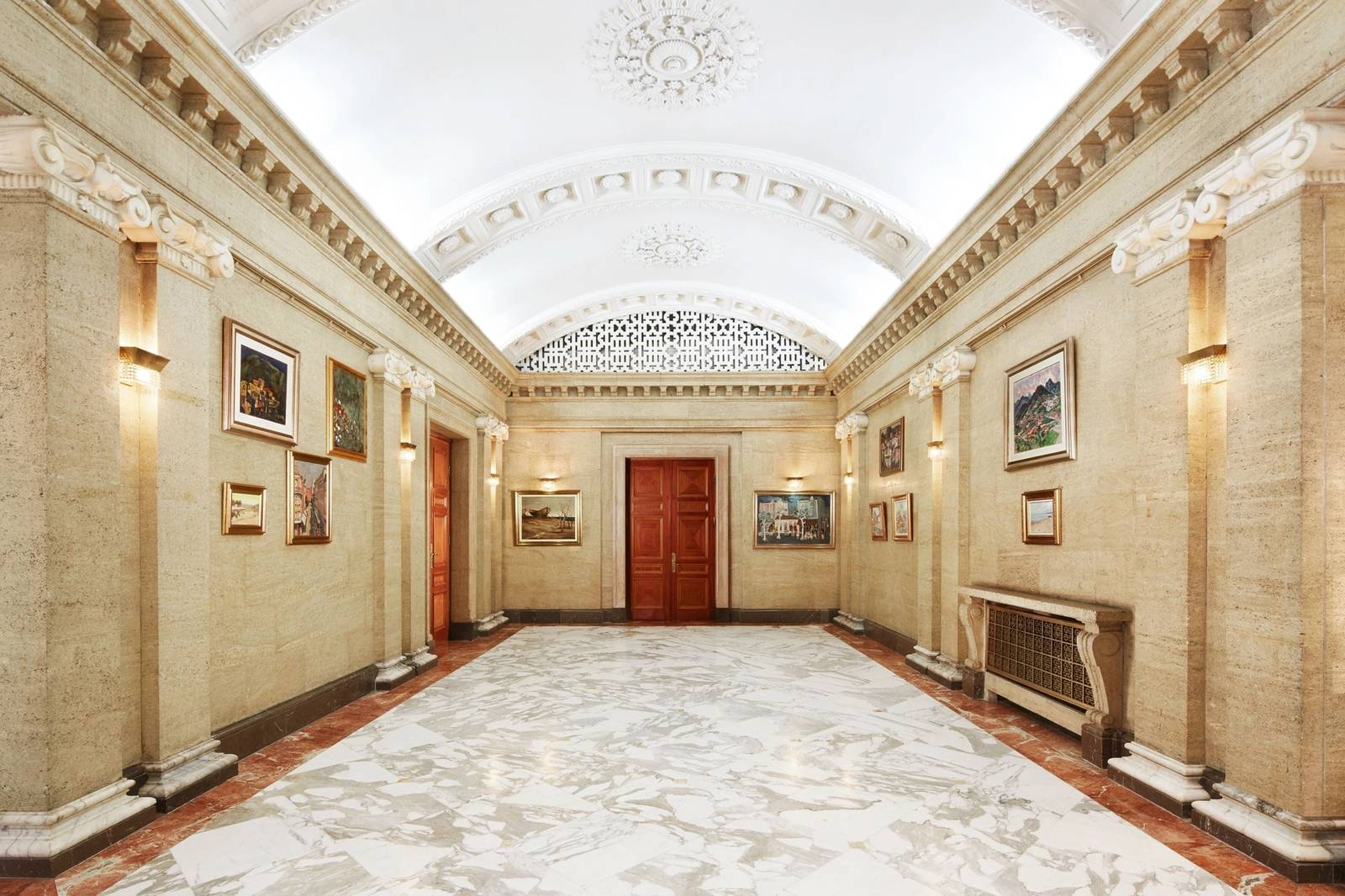 索菲亞 Sofia Balkan Palace 拱頂與石柱的古典廊廳