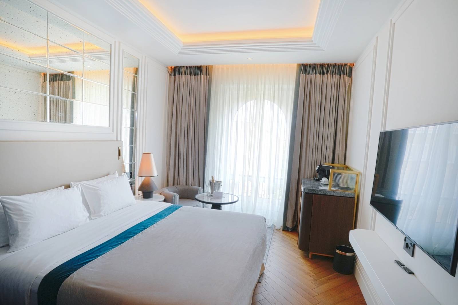 索菲亞 Sofia Balkan Palace Deluxe King 客房大床與窗邊座位
