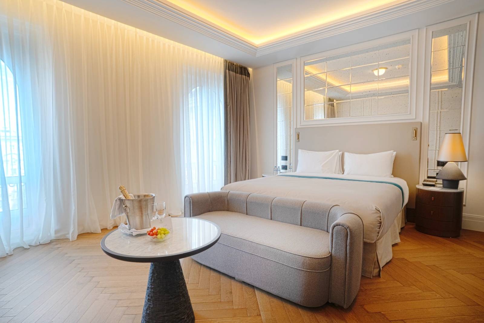 索菲亞 Sofia Balkan Palace Junior Suite 大床與沙發