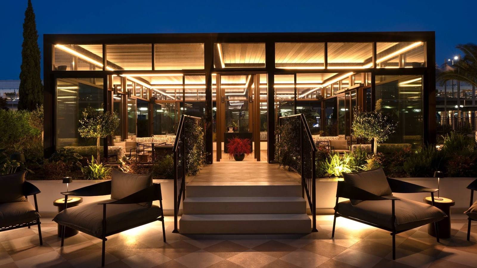雅典機場 Sofitel Artemis Bar & Pergola 夜間入口