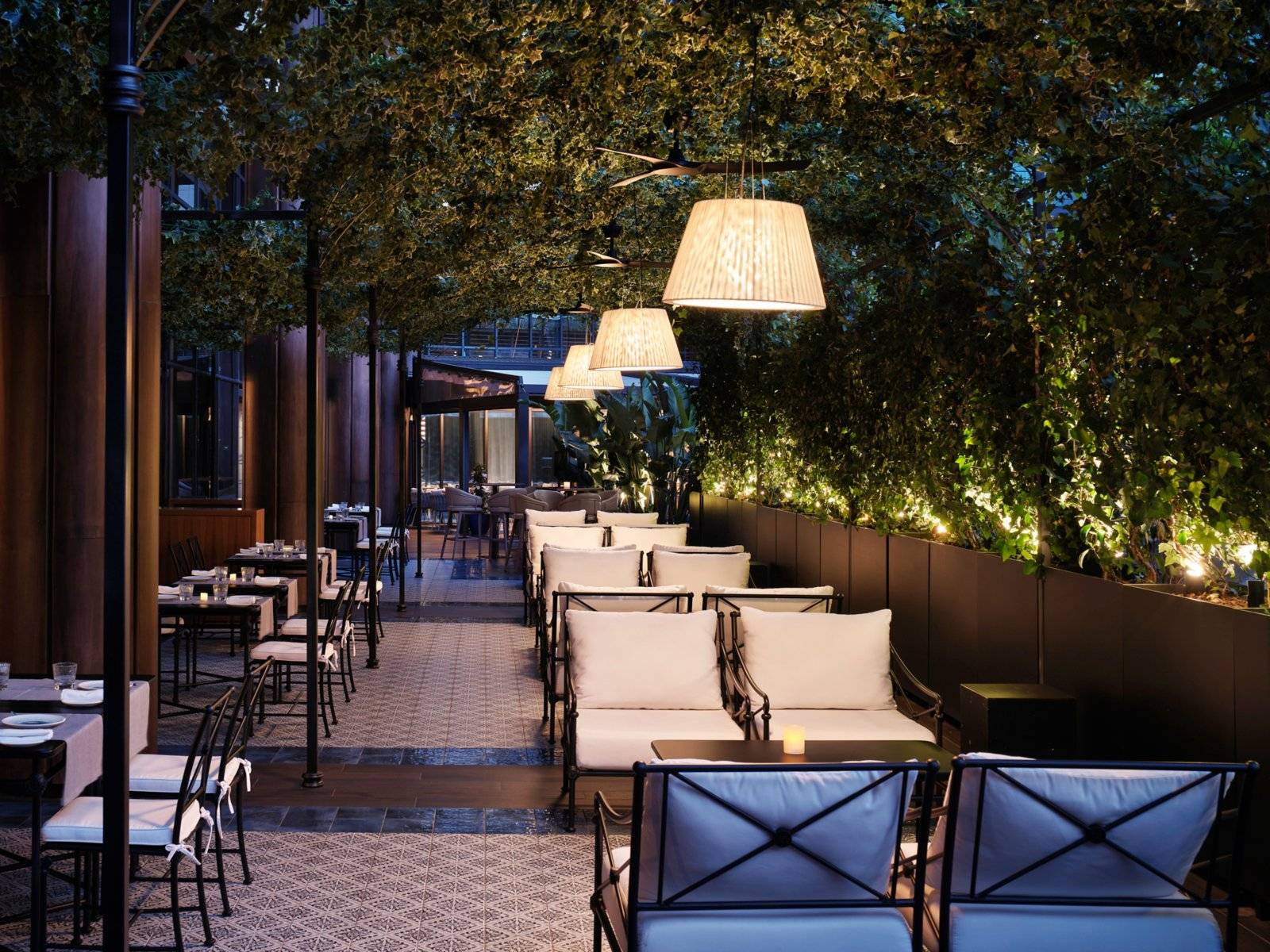 巴塞隆納 Sofitel Barcelona Skipper 綠意環繞的夜間露台座位