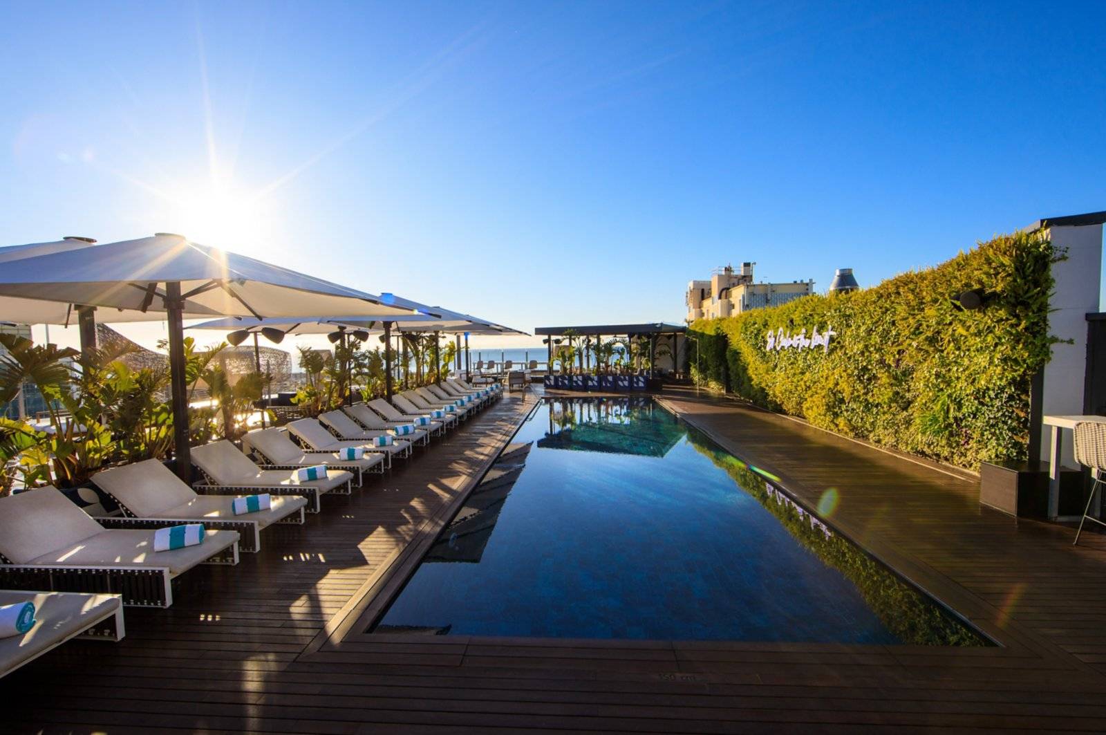 巴塞隆納 Sofitel Barcelona Skipper 頂樓泳池躺椅