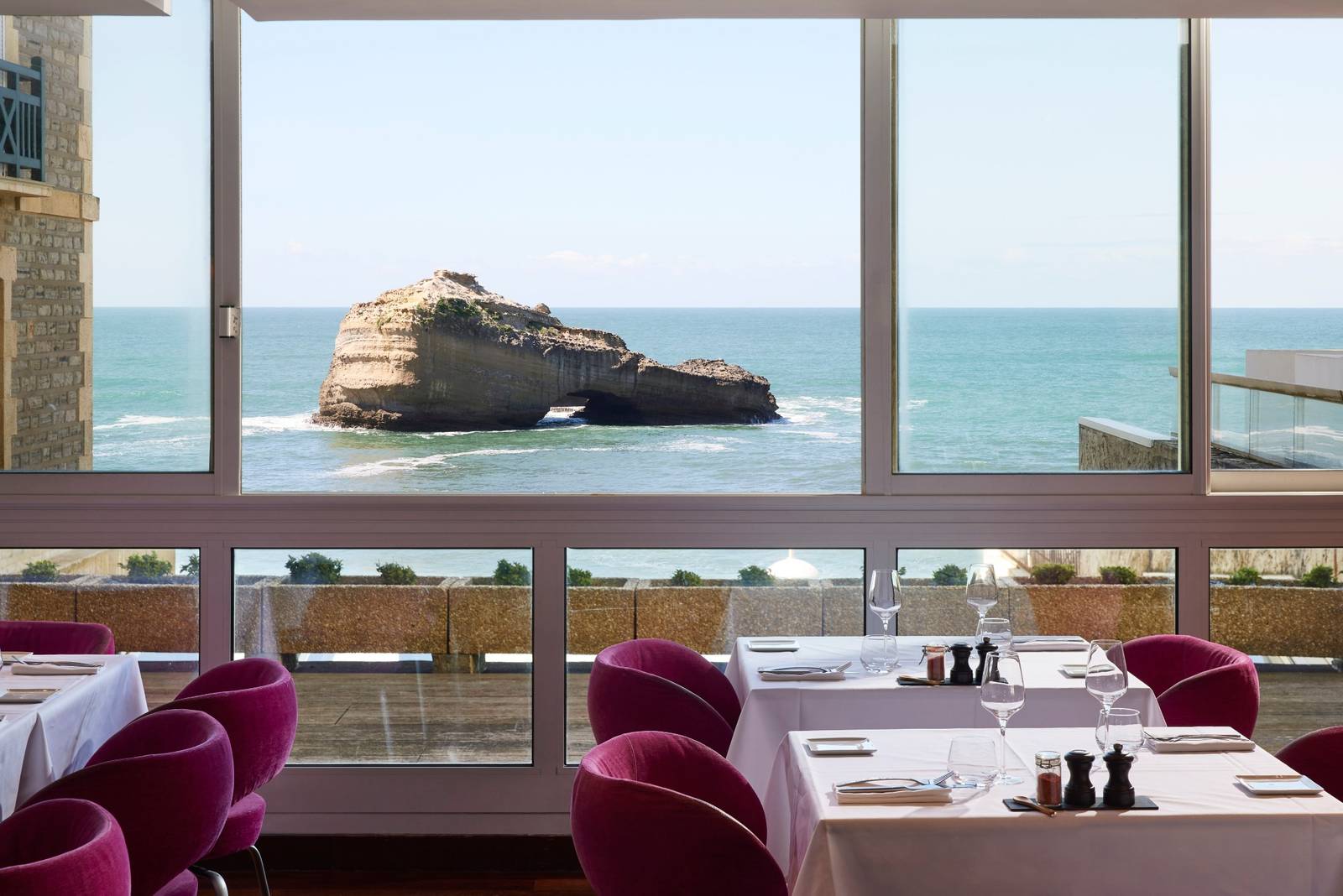 Le Restaurant 窗外的 Roche Percée 海景
