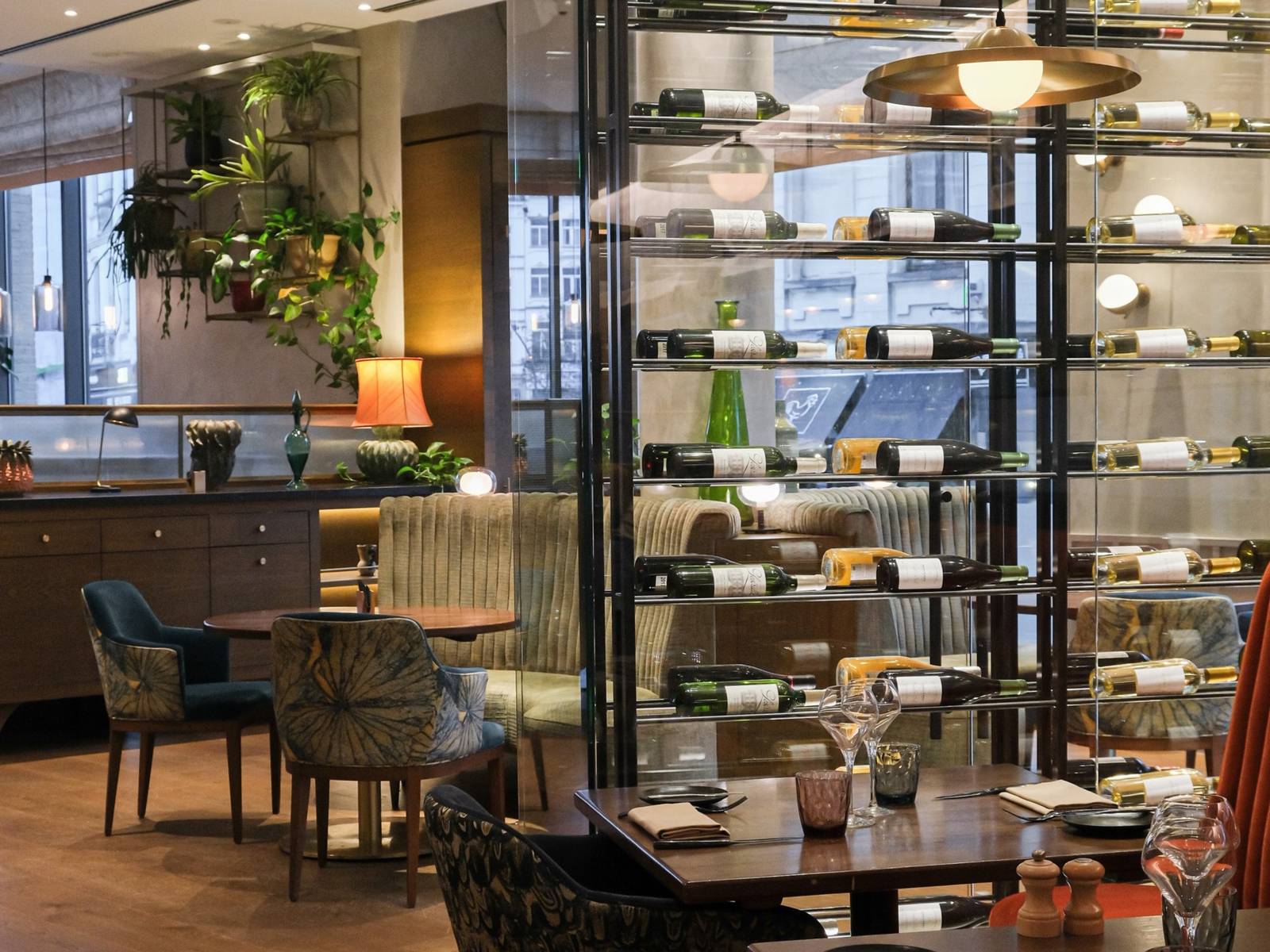 布魯塞爾 Sofitel Brussels Europe THE 1040 餐廳酒櫃牆