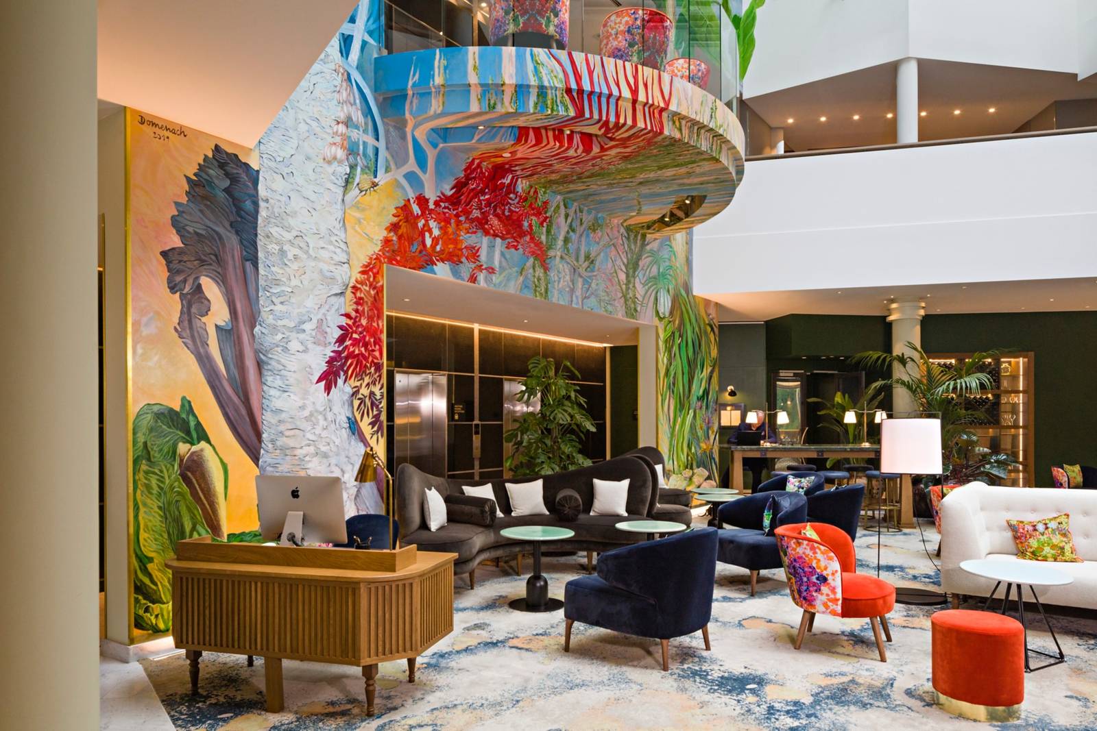 布魯塞爾 Sofitel Brussels Europe 大廳街頭藝術壁畫與綠植
