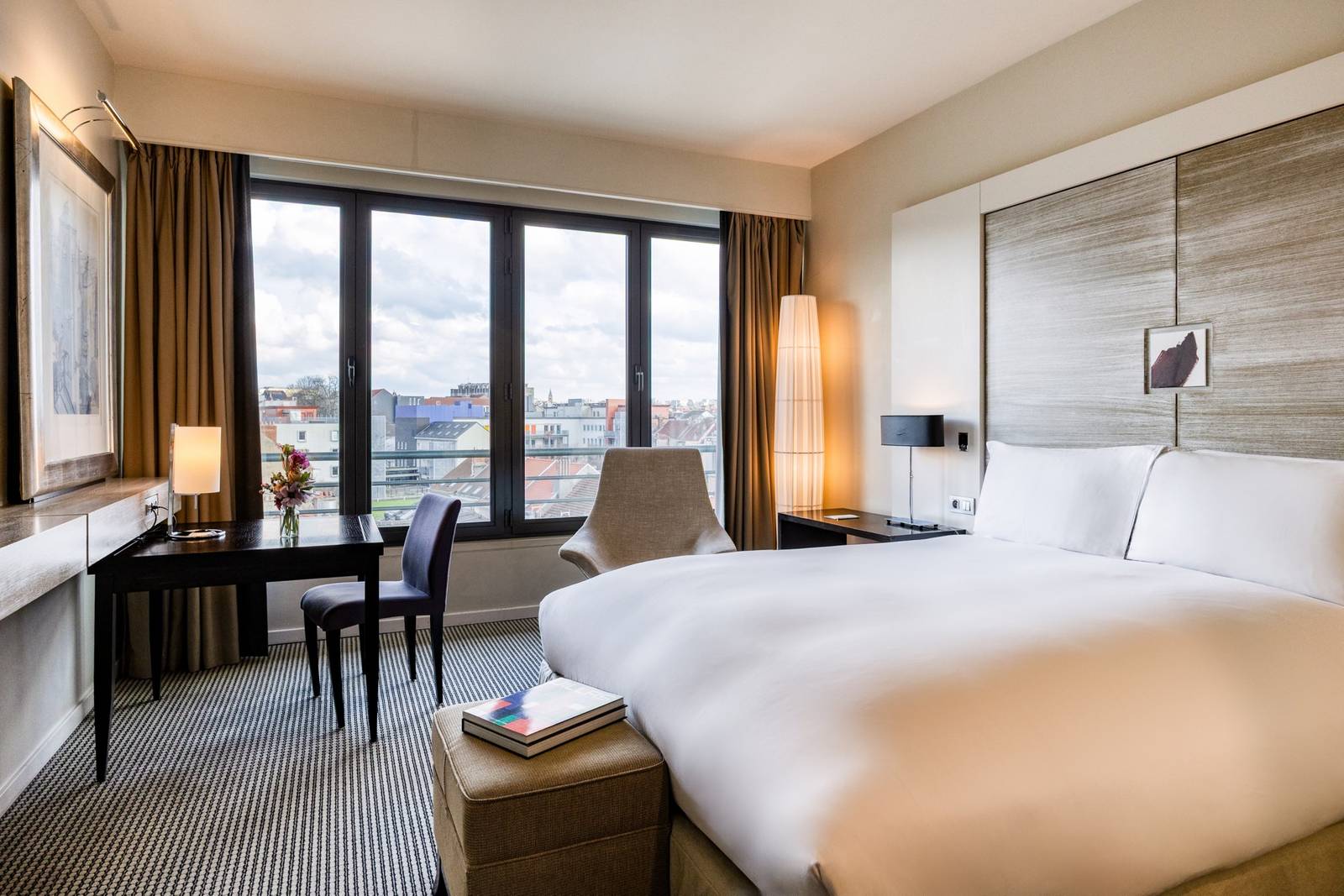 布魯塞爾 Sofitel Brussels Europe 大床客房與窗外市景