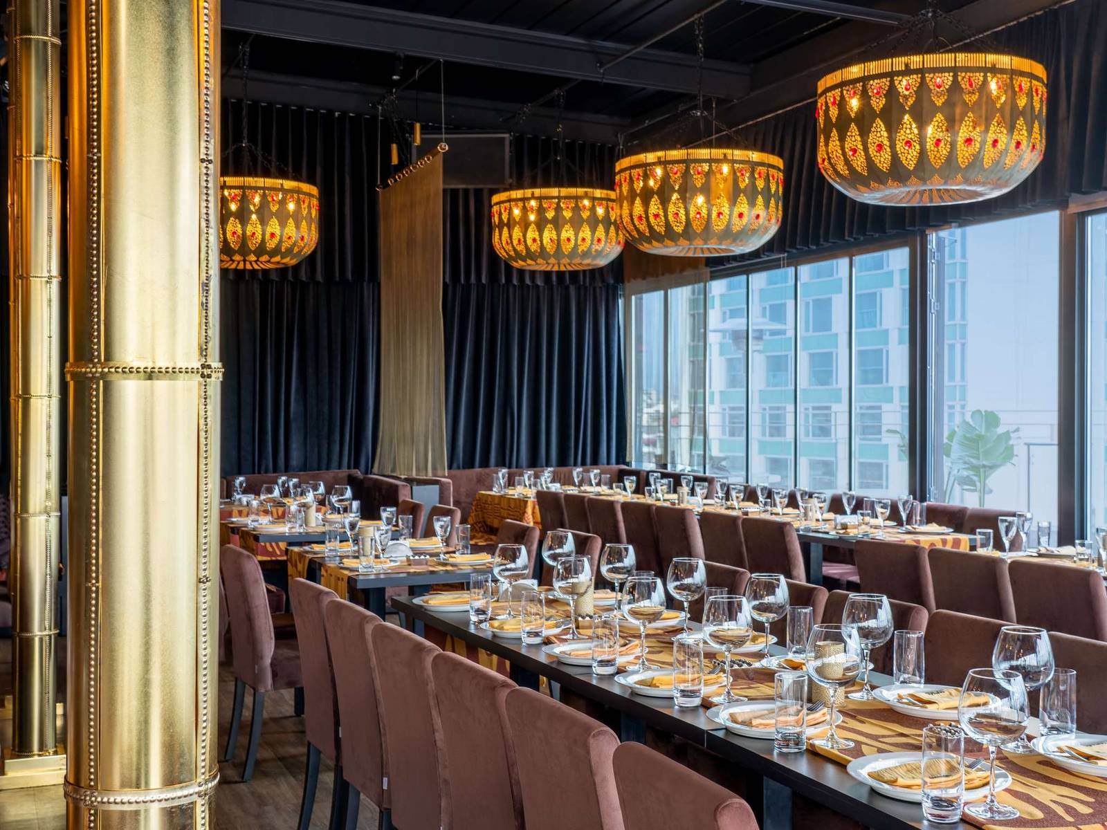 Nomads Istanbul 餐廳長桌與吊燈