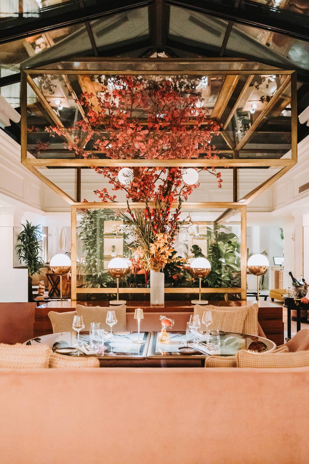 Sofitel Le Scribe Rivages 餐廳玻璃天棚與花藝