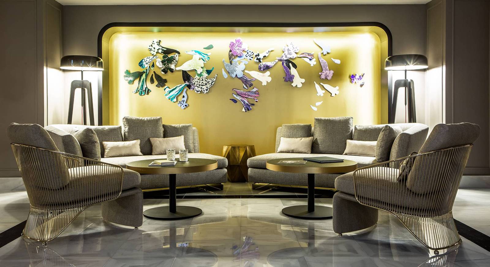Sofitel Lisbon Liberdade 大廳藝術牆與沙發區