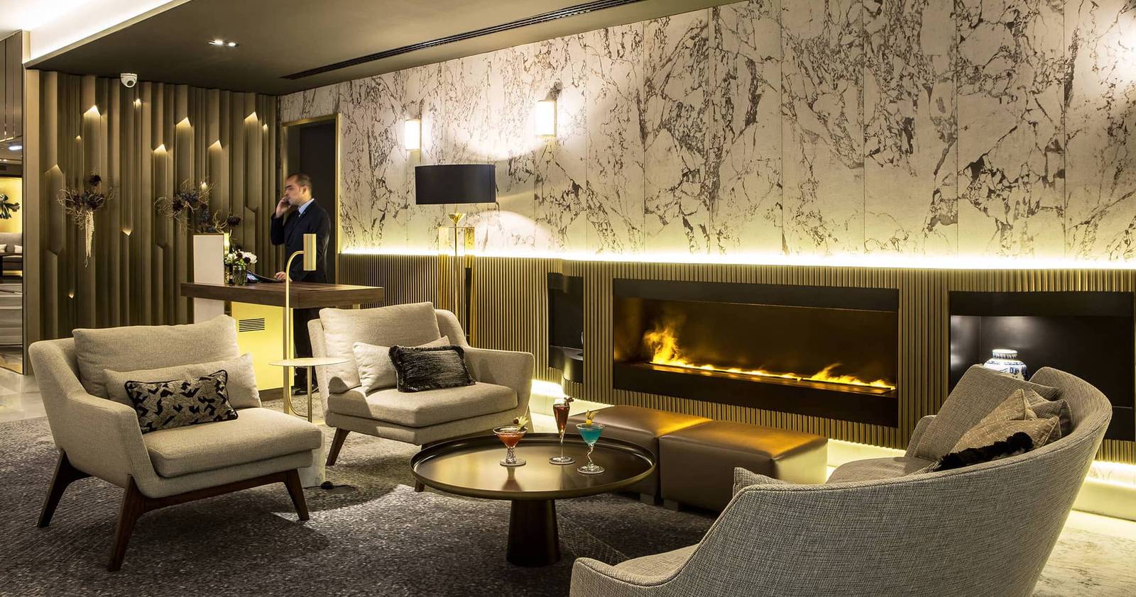Sofitel Lisbon Liberdade 大理石牆面與壁爐的大廳酒廊