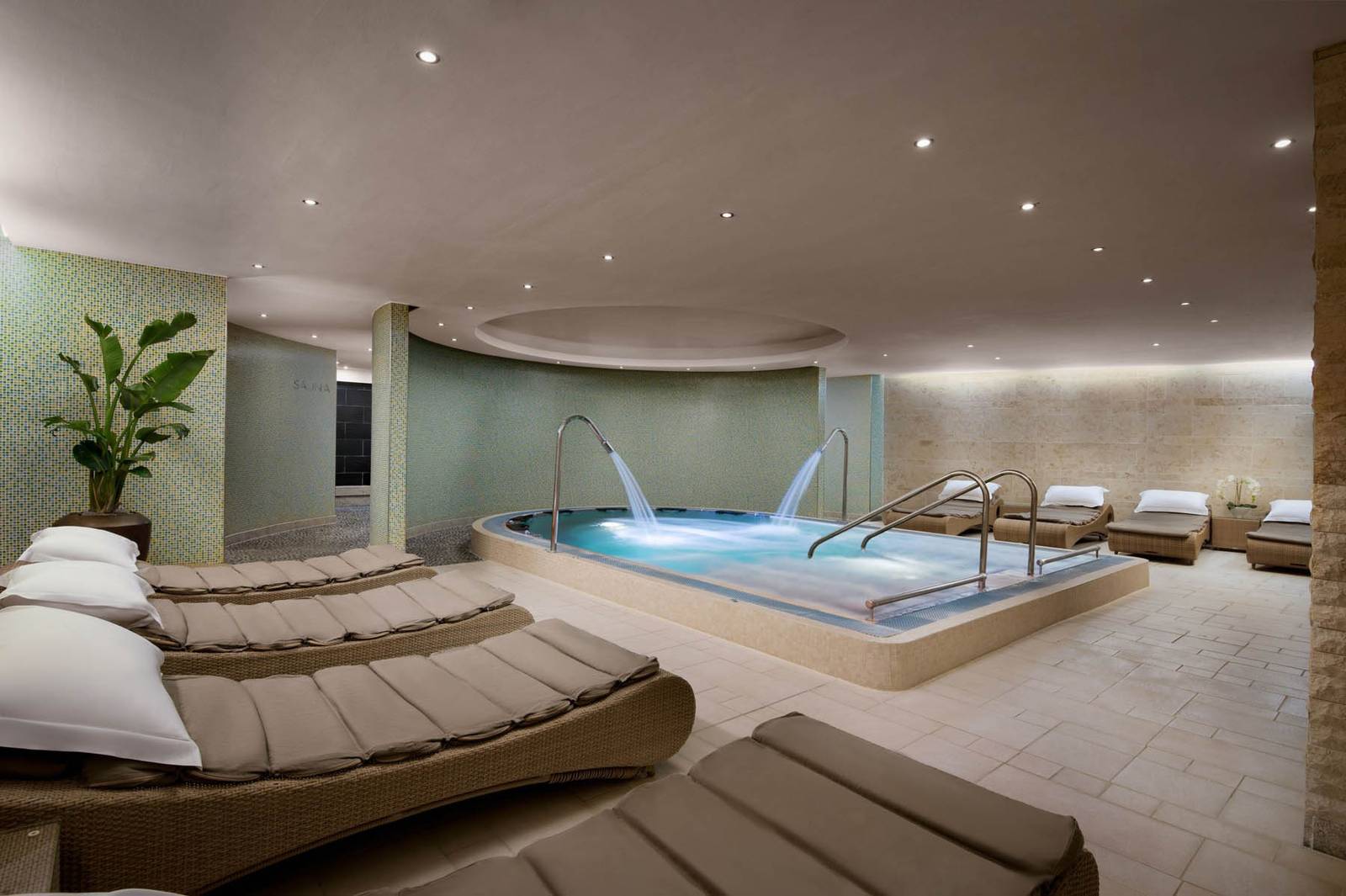 倫敦希斯洛索菲特酒店 Spa 的 vitality pool 與躺椅