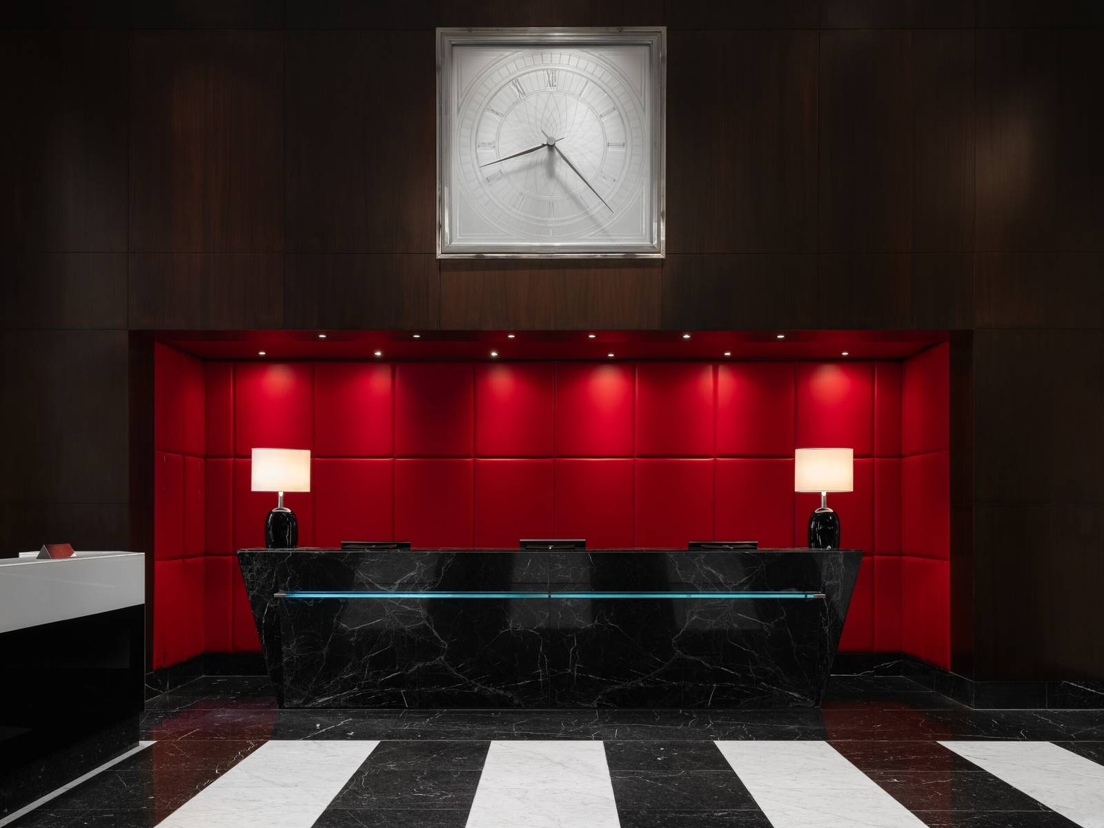 倫敦 Sofitel London St James 紅色調大廳接待區