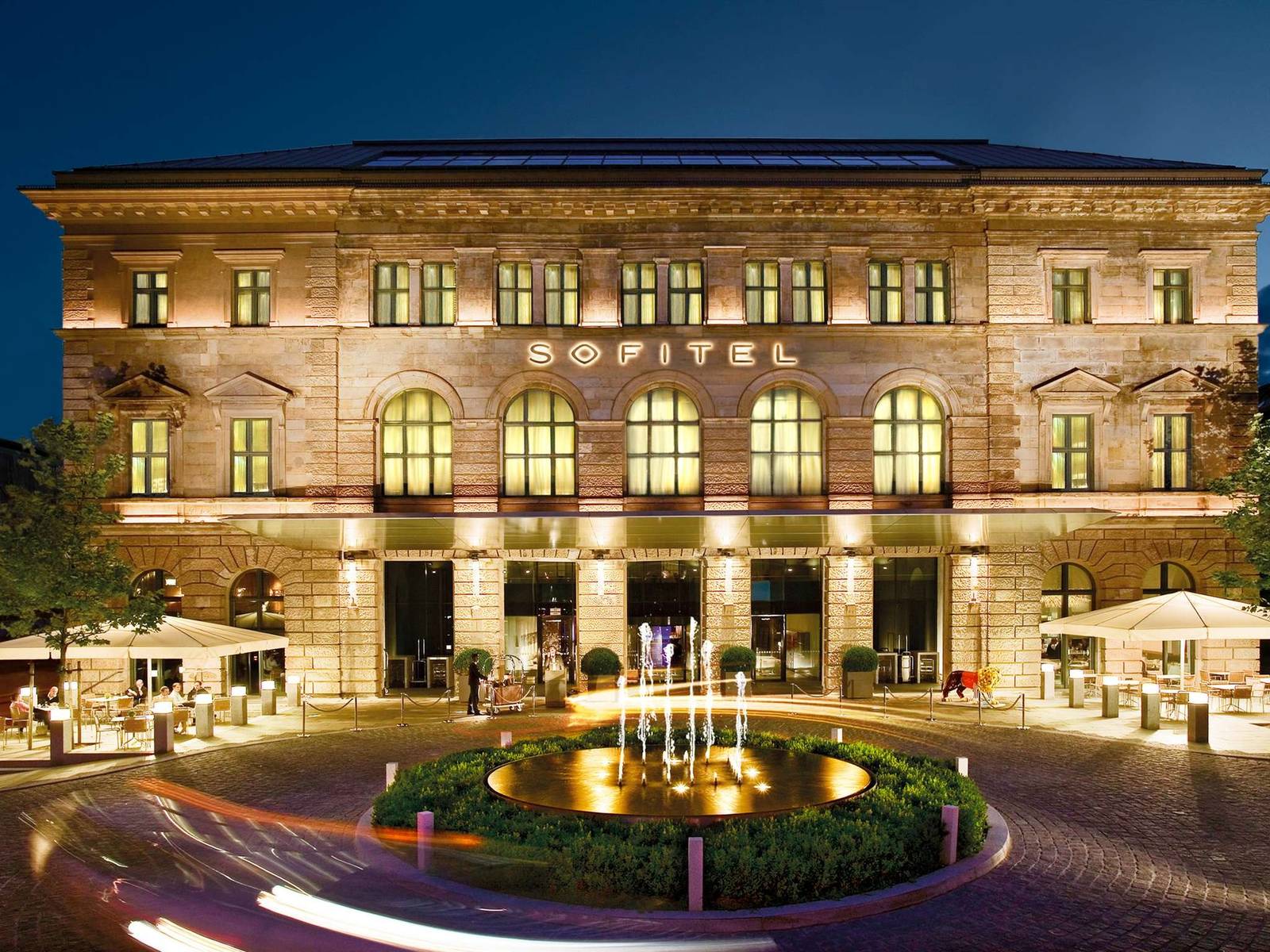 慕尼黑 Sofitel Munich Bayerpost 前皇家巴伐利亞郵局古典立面夜景