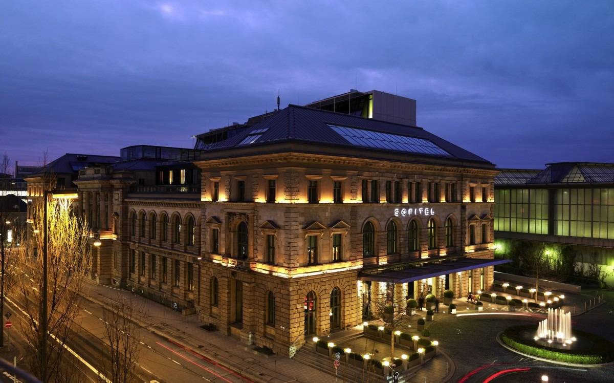 慕尼黑 Sofitel Munich Bayerpost 黃昏時的建築外觀與周邊街區