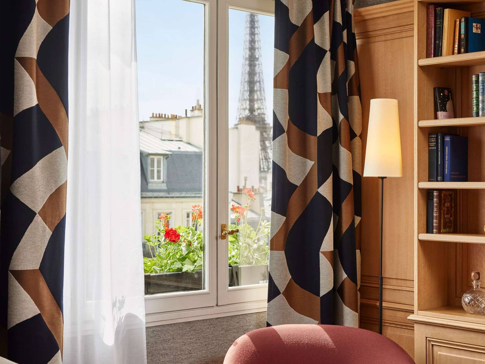 巴黎 Sofitel Baltimore Tour Eiffel 客房窗外的艾菲爾鐵塔與巴黎屋頂