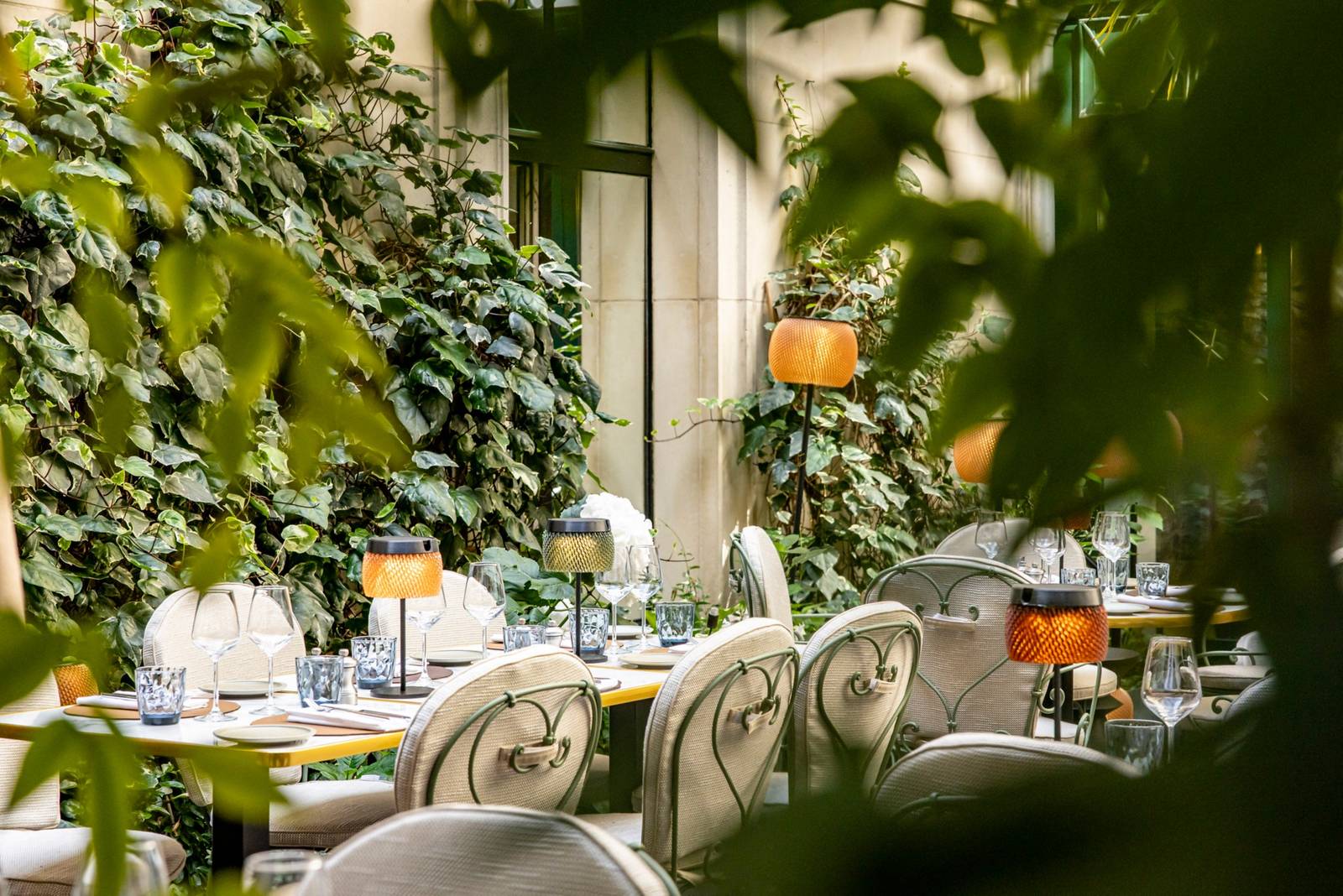 Sofitel Paris Le Faubourg 綠意環繞的中庭餐桌