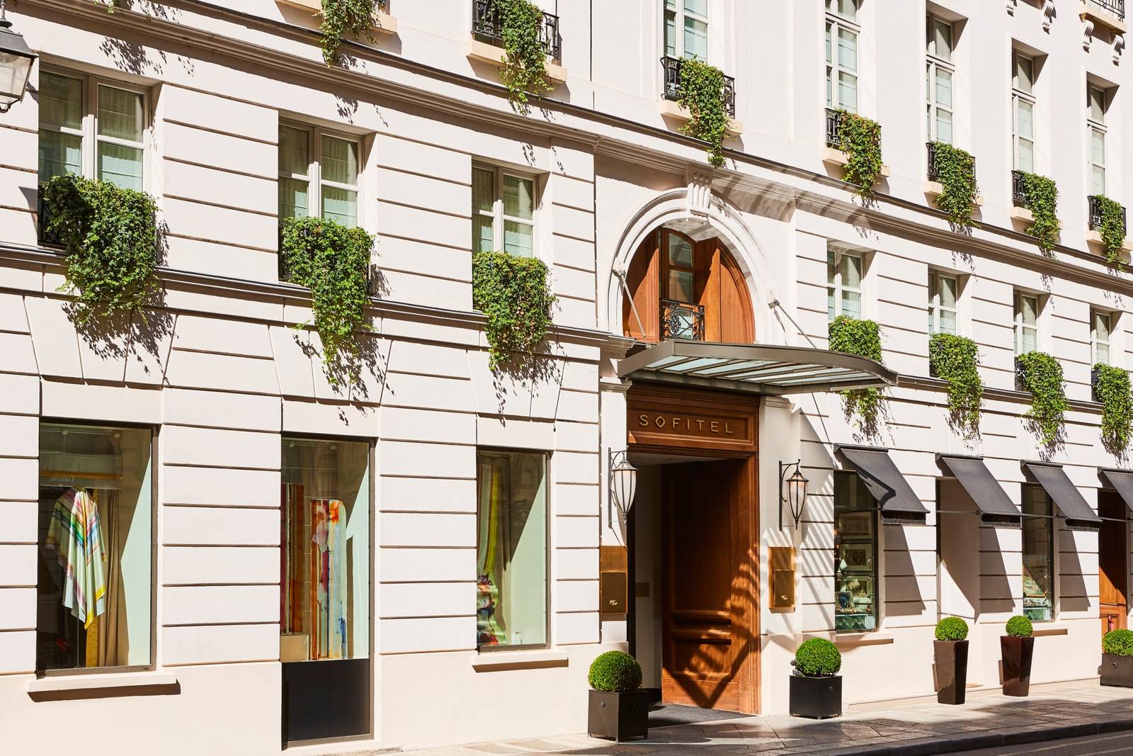 巴黎 Sofitel Paris Le Faubourg 位於 Boissy d'Anglas 街的白色建築立面與入口