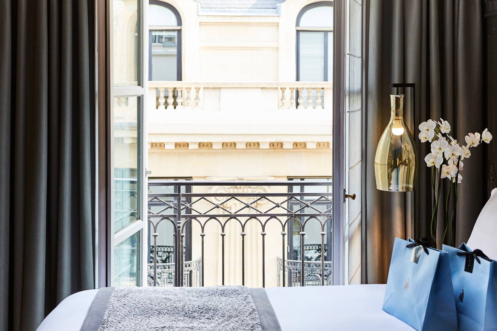 從 Sofitel Paris Le Faubourg 客房落地窗望向巴黎第八區街景