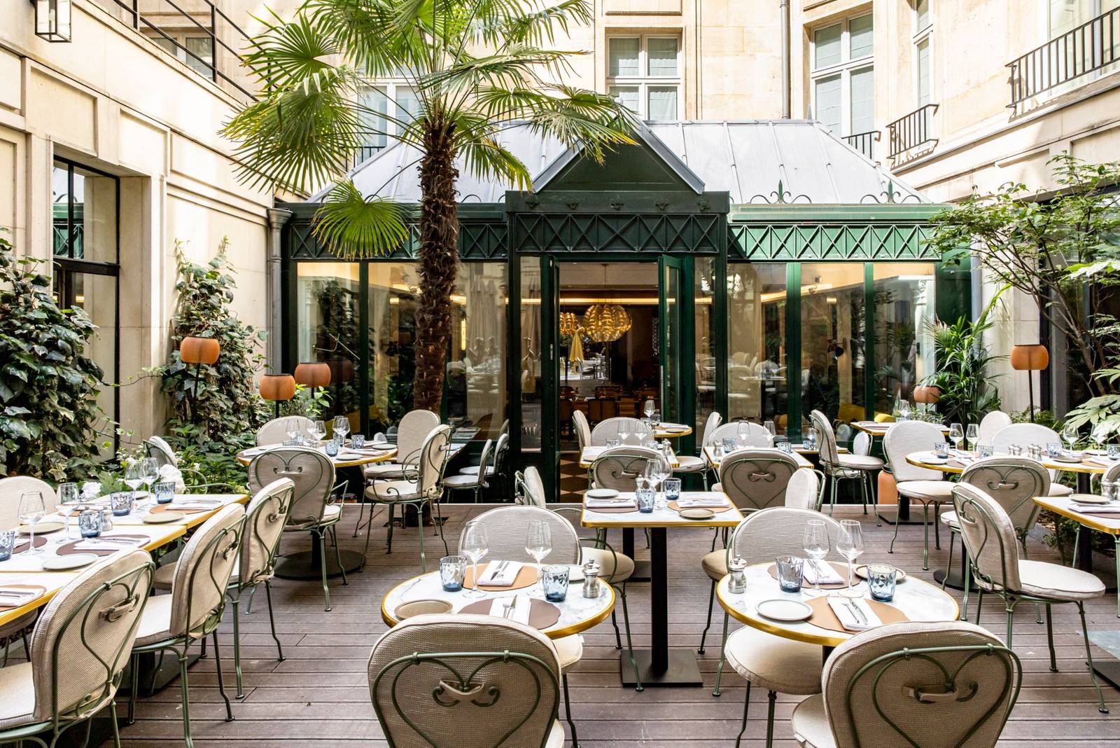 Sofitel Paris Le Faubourg 中庭的 Maison Blossom 露天座位