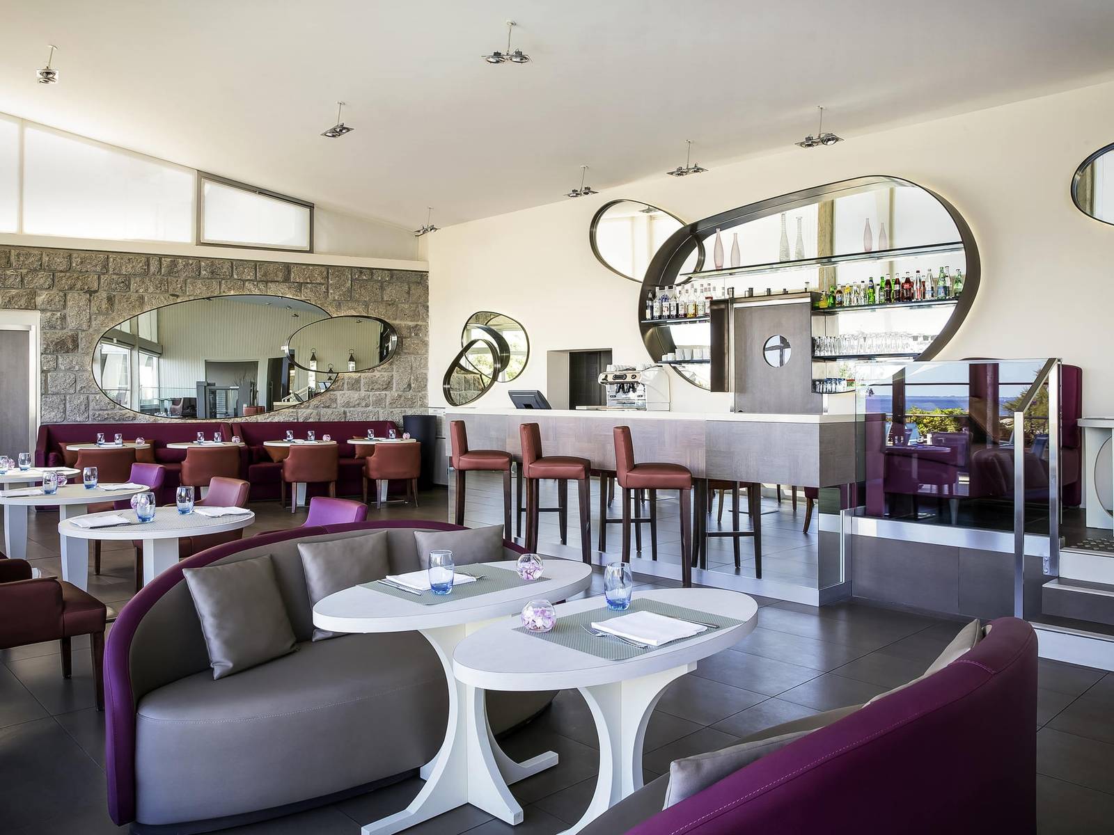 Sofitel Quiberon 酒吧吧台與座位區