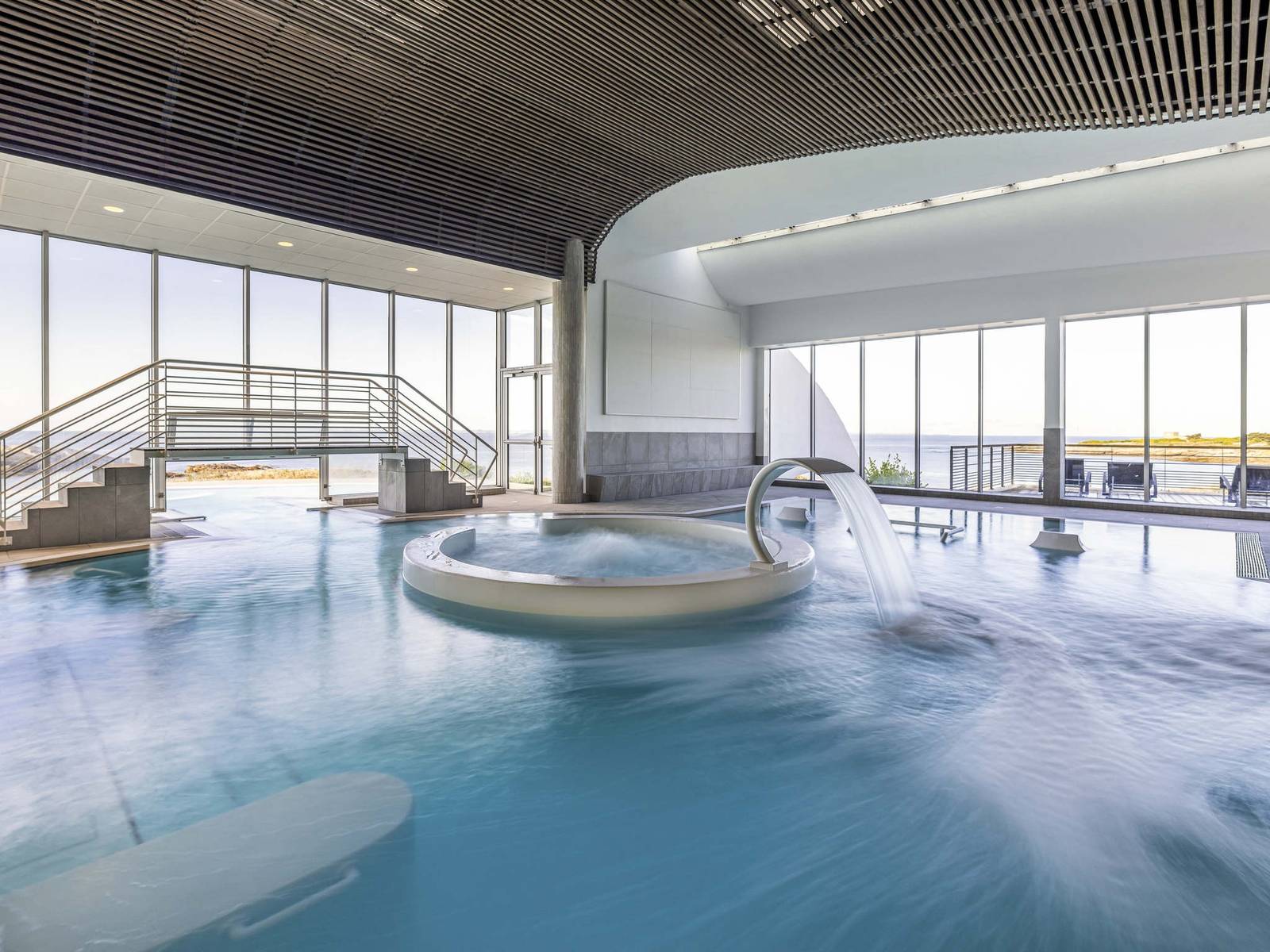 Sofitel Quiberon 海水療程中心室內泳池與按摩池