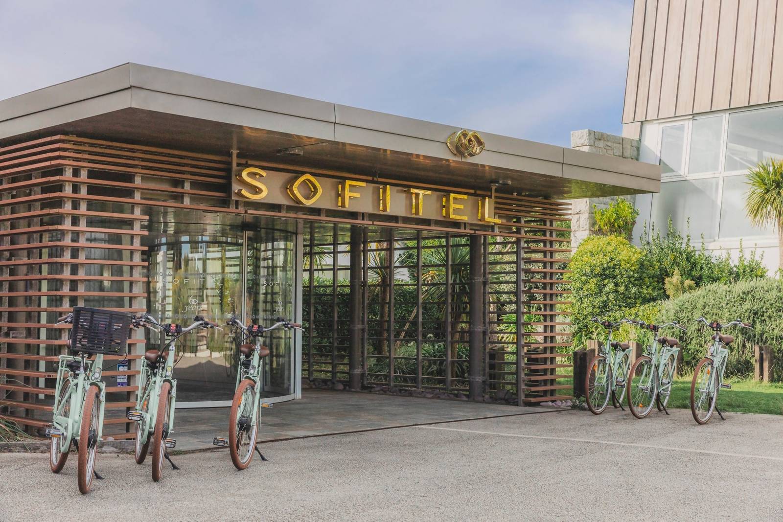 Sofitel Quiberon 酒店入口與自行車