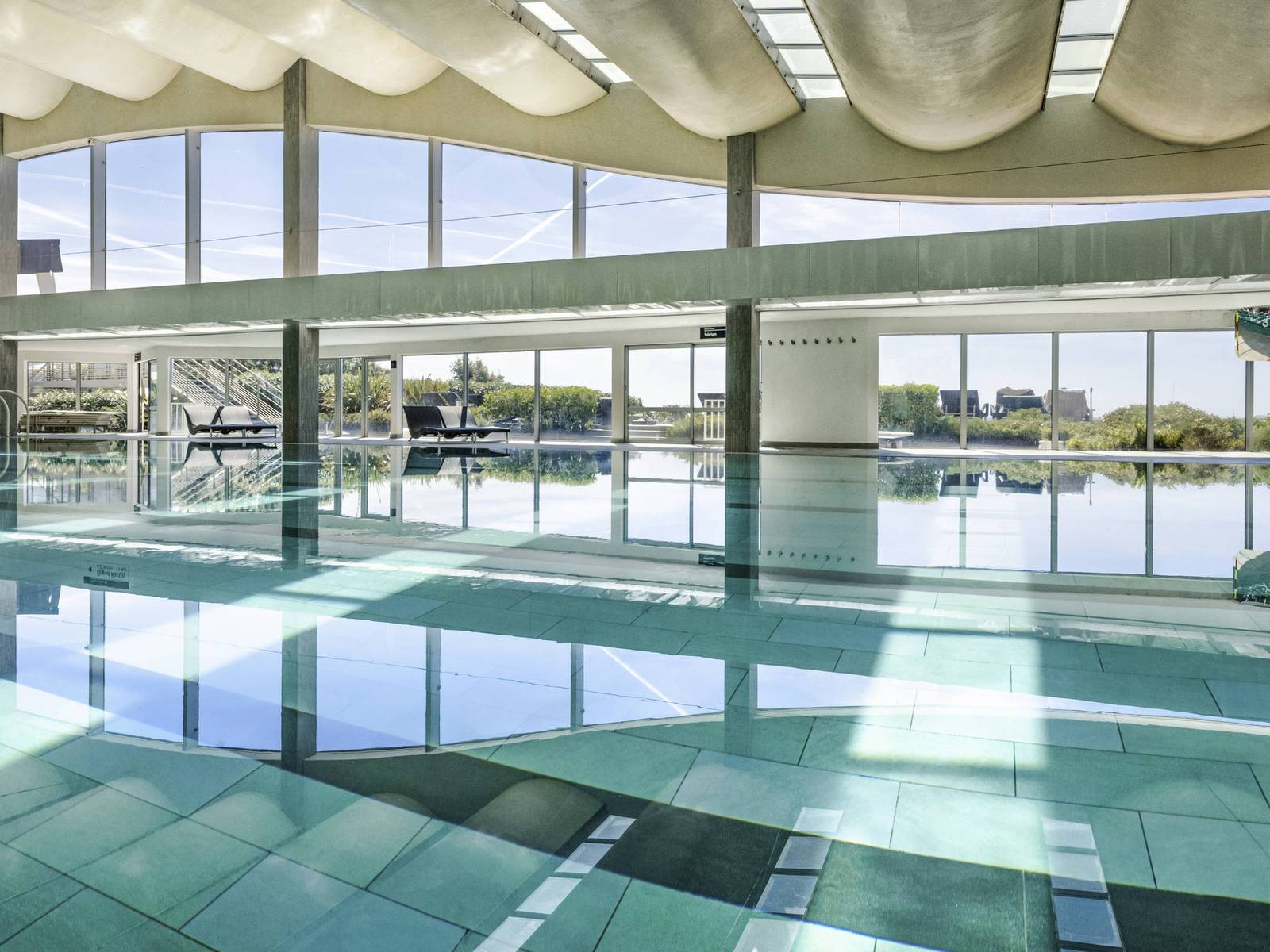Sofitel Quiberon 面海的室內海水泳池